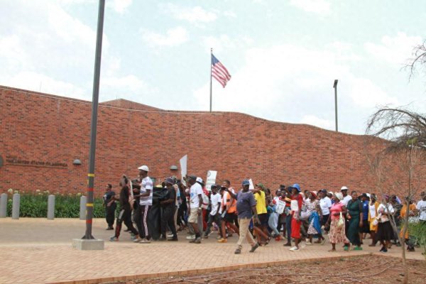 逸富盈策略 哈拉雷万人集会，津巴布韦喊停西方制裁